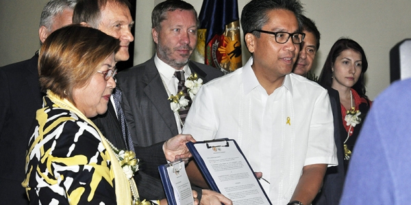 11 July 2013, Philippine National Police (PNP) National Headquarters, Camp Crame, Manila — official launch of the EU-funded HD-led project EPJUST II: MOA signing event. In the foreground: Leila de Lima, Secretary of Philippine Department of Justice; and Mar Roxas, Secretary of the Interior and Local Government of the Philippines
