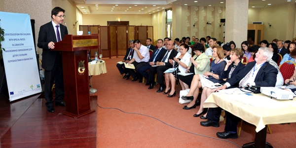 The project officially started with a conference on the social and educational inclusion of children with special needs, with participation from the Legislative Chamber of Uzbekistan, the Cabinet of Ministers, representatives of ministries, as well as leading experts from international organisations and NGOs (RCSAC, SOS Children's Villages, etc.), institution of higher education, and parents of the children with special needs (29 May 2014). Speaker: Yiri Sterk, Head of the EU Delegation in Uzbekistan. Second from right: Elizabeth Wright, Project Manager, HD. 